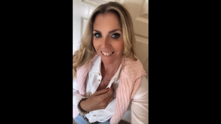 Leaked British Model Assfucks Herself